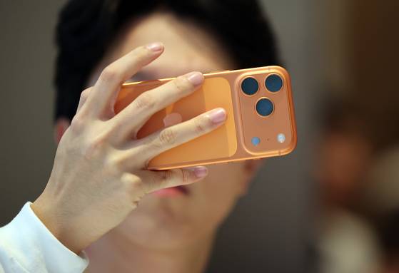 한 소비자가 '아이폰17프로 맥스'를 살펴보고 있다. 뉴스1