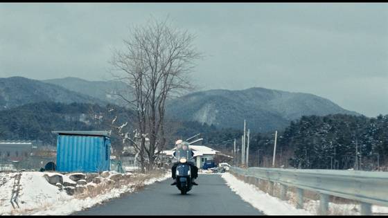 26일 개봉한 영화 '속초에서의 겨울'. 장기연애를 해 온 수하(벨라 킴)는 시장에서 일하는 엄마와 단둘이 산다. 사진 누리픽쳐스