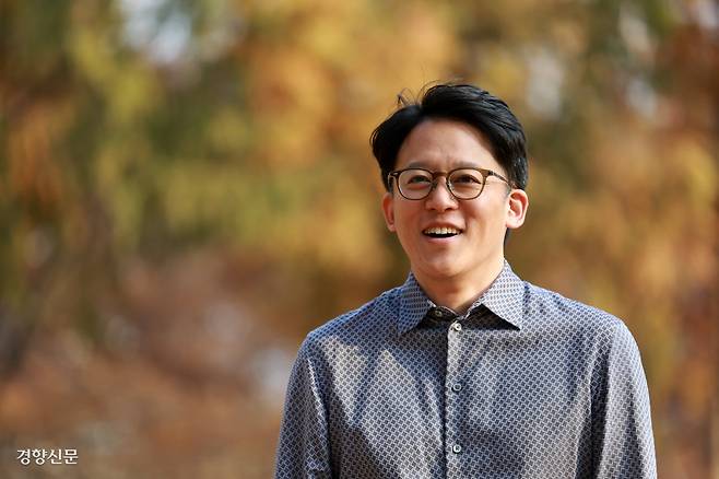 이성수 SM엔터테인먼트 CAO가 지난 20일 서울 성동구 성수동 서울숲에서 경향신문과 인터뷰하고 있다. 정지윤 선임기자