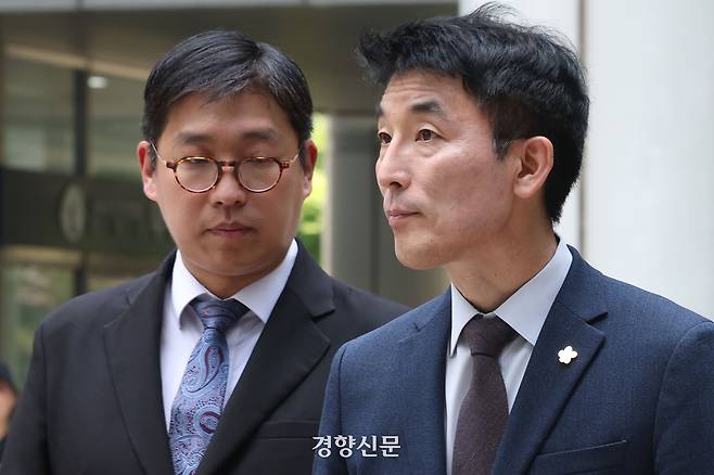 김용현 전 국방부 장관 변호인 이하상 변호사(오른쪽)가 지난 6월23일 서울 서초구 서울중앙지법에서 열린 김 전 장관의 구속 전 피의자 심문에 출석하고 있다. 한수빈 기자