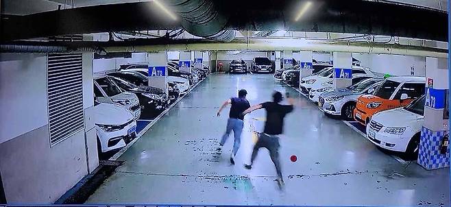 돈을 빼앗기 위해 30대 남성이 흉기를 들고 도망가는 중소기업 대표를 추격하고 있다. 인천지검 제공