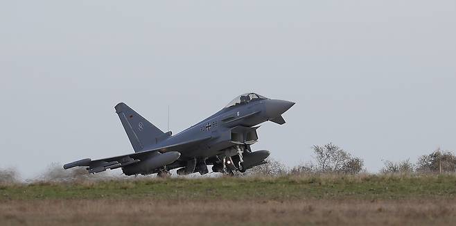 25일(현지시간) 루마니아 콘스탄차 인근 미하일 코갈니체아누 제57공군기지에서 무장한 독일 공군 유로파이터 타이푼 전투기가 드론 감시 임무를 마치고 활주로에 착륙하고 있다.   EPA연합뉴스