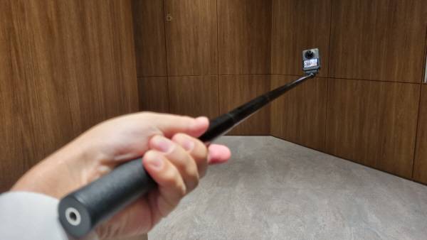 DJI OSMO 360를 짐벌에 연결해 최대한 늘였다. 정옥재 기자