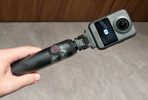 DJI OSMO 360 짐벌 가운데 짐벌에서 본체 기능을 조종하는 경우. 정옥재 기자
