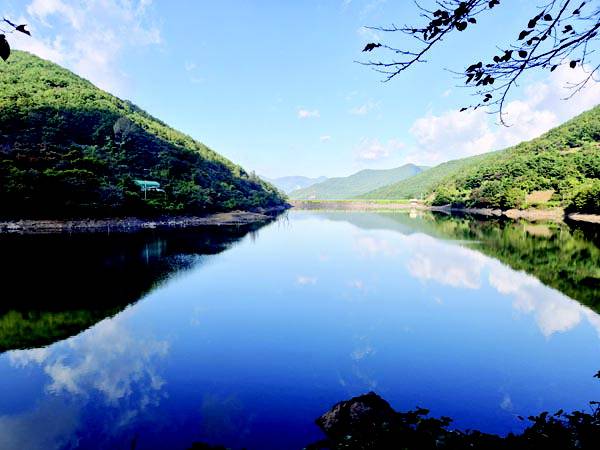 대비사 앞의 대비저수지.