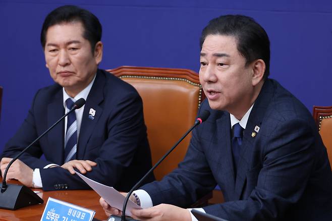 Democratic Party floor leader Kim Byung-kee, right, speaks during a Supreme Council meeting at the National Assembly in Yeouido, western Seoul, on Nov. 26. [YONHAP]