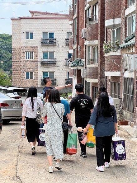 송주현 목사가 이끄는 우리는교회의 성도들이 봉사하는 모습. 송 목사 제공