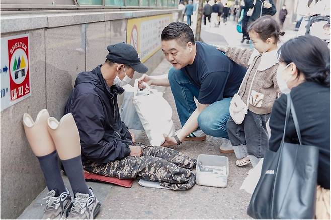 송주현 나은비 부부가 성도들과 함께 노숙인 봉사를 하는 장면. 부부 제공