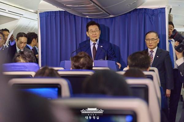 ▲ 이재명 대통령이 23일(현지시간) 중동 아프리카 순방 마지막 방문국인 튀르키예 앙카라로 향하는 공군 1호기에서 순방 기내 기자간담회를 하고 있다. 사진=대통령실