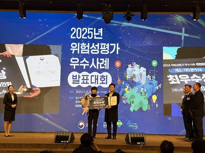 < 한솔로지스틱스가 고용노동부에서 주관하는 ‘2025년도 위험성평가 우수사례 발표대회’에서 최우수상을 수상했다 / 사진 제공 : 한솔로지스틱스 >