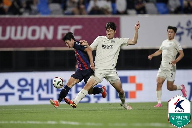 고명석의 대구 FC 시절(사진 오른쪽). 사진=한국프로축구연맹