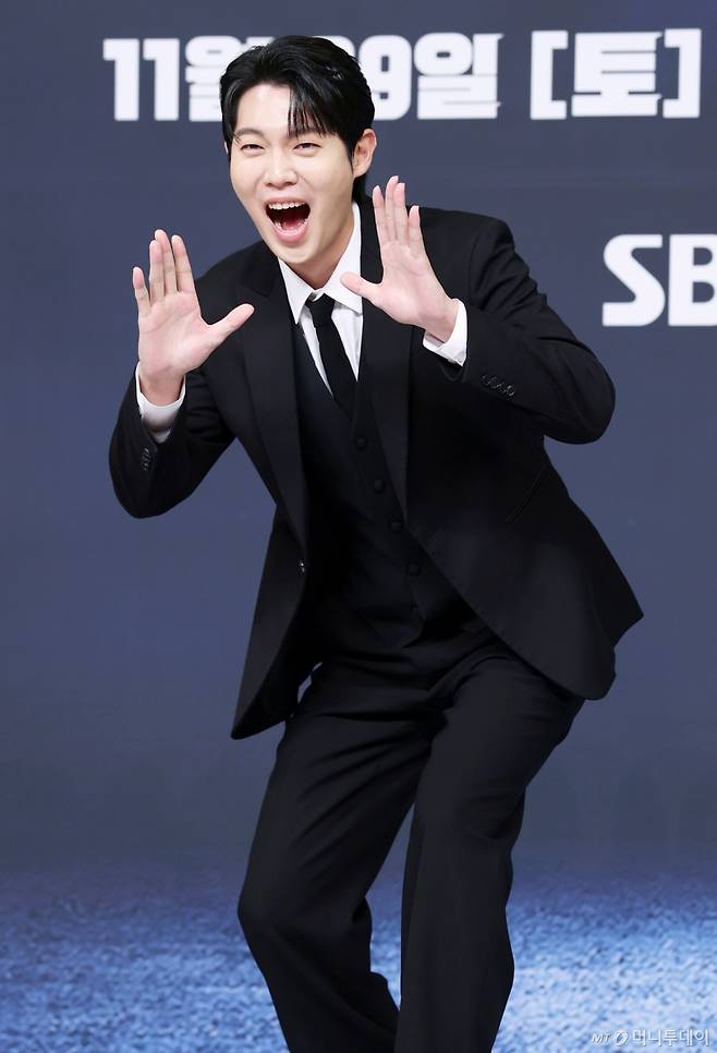 가수 손태진이 26일 서울 양천구 목동 SBS에서 진행된 예능 '열혈농구단' 제작발표회에 참석해 포즈를 취하고 있다. /사진=김휘선 hwijpg@