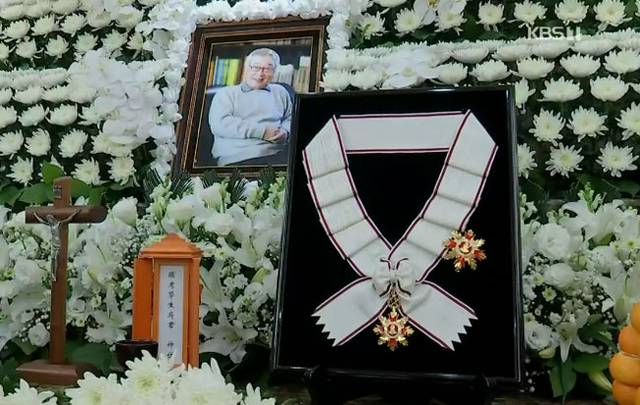 서울 풍납동 서울아산병원에 마련된 배우 이순재의 빈소 내 영정 사진 앞에 25일 추서된 금관문화훈장이 놓여 있다.   방송뉴스장면 캡처