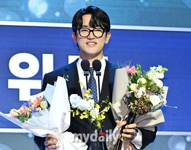 KT 고영표가 24일 오후 서울 잠실 롯데호텔 월드에서 진행된 '2025 KBO 시상식'에서 수비상 투수부문을 수상하고 있다. 'KBO 시상식'은 퓨처스리그 투·타 개인 부문별 1위 선수 시상을 시작으로 KBO 리그 투·타 개인 부문별 1위 선수, KBO 심판상, 각 포지션별 KBO 수비상, 신인상 및 MVP 시상으로 진행된다./마이데일리
