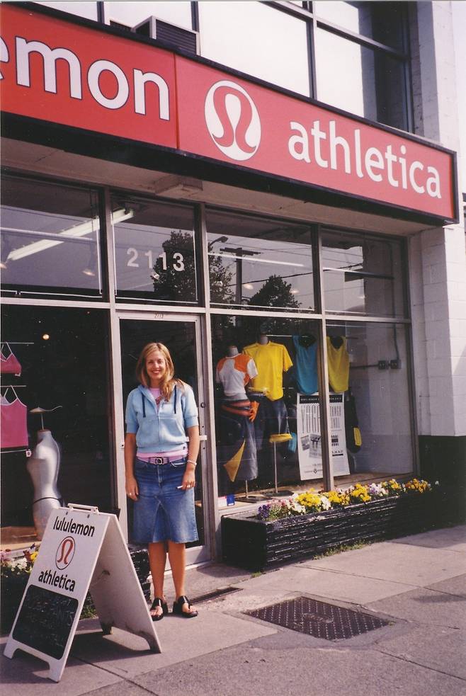 룰루레몬 창업자 칩 윌슨이 2001년 룰루레몬 밴쿠버 매장 앞에서 룰루레몬의 브랜드 디자이너였던 아내 섀넌을 촬영한 사진. [칩 윌슨 X 계정]