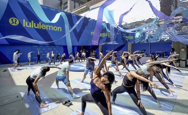 룰루레몬이 지난 6월 서울 성수동에서 연 ‘얼라인 컬렉션’ 출시 10주년 기념 행사에서 룰루레몬의 앰배서더이자 요가 강사인 ‘제이사’의 수업이 진행되고 있다.  [룰루레몬 제공]