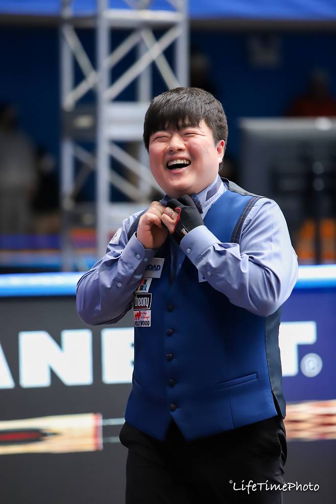 경기에서 승리한 뒤 활짝 웃고 있는 조명우