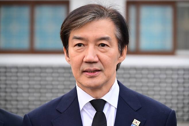 조국 조국혁신당 대표가 24일 오전 서울 동작구 국립서울현충원 현충탑을 참배한 뒤 취재진의 질문에 답하고 있다. [연합]