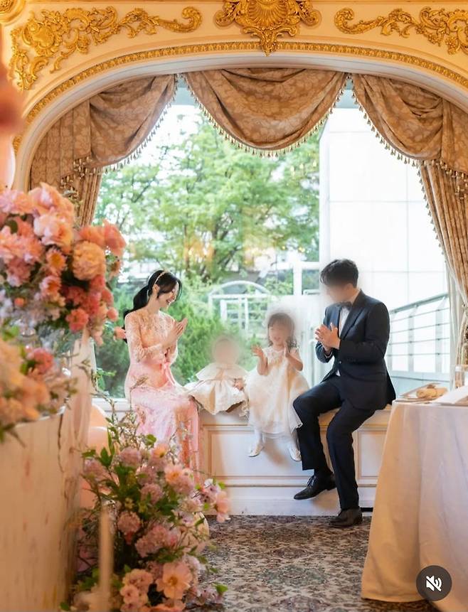 [서울=뉴시스] 가수 겸 배우 이정현이 둘째 딸의 돌잔치 사진을 공개했다. (사진=이정현 인스타그램 캡처) 2025.11.26. photo@newsis.com *재판매 및 DB 금지