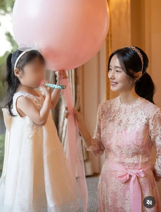 [서울=뉴시스] 가수 겸 배우 이정현이 둘째 딸의 돌잔치 사진을 공개했다. (사진=이정현 인스타그램 캡처) 2025.11.26. photo@newsis.com *재판매 및 DB 금지