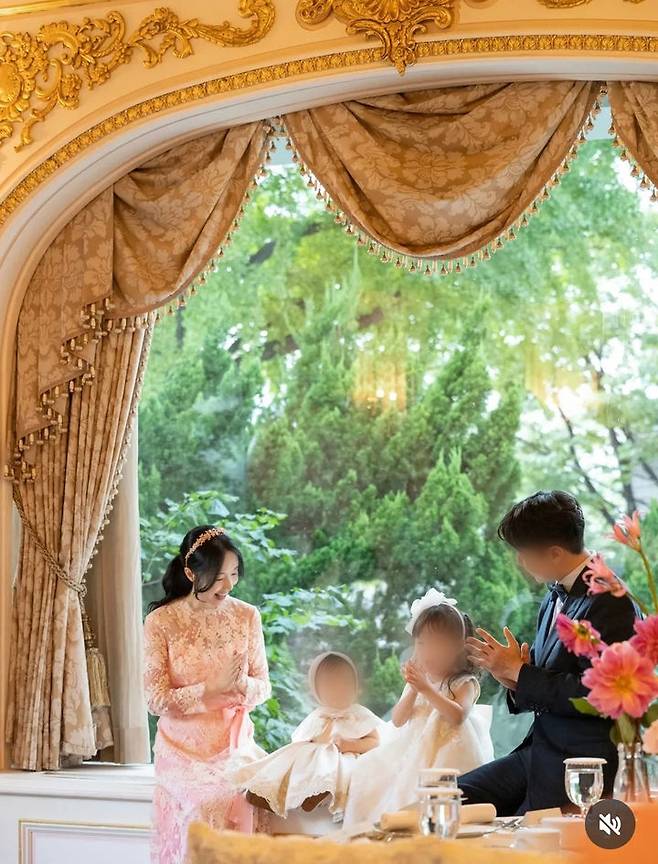 [서울=뉴시스] 가수 겸 배우 이정현이 둘째 딸의 돌잔치 사진을 공개했다. (사진=이정현 인스타그램 캡처) 2025.11.26. photo@newsis.com *재판매 및 DB 금지