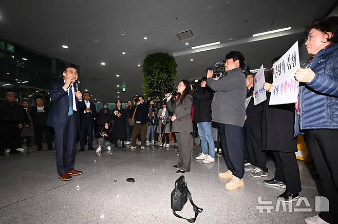 [무안=뉴시스] 이영주 기자 = 김윤덕(왼쪽) 국토교통부 장관이 26일 오후 전남 무안군 무안국제공항에서 12·29 무안공항 제주항공 여객기 참사 유가족들과 면담을 시도하다 국토부 항공철도조사위원회의 일방적 공청회 개최 중단을 촉구하는 유가족들의 항의를 받고 있다. 2025.11.26. leeyj2578@newsis.com