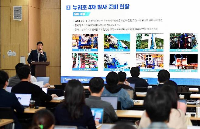 박종찬 한국항공우주연구원 한국형발사체고도화사업단장이 지난 14일 서울 종로에서 열린 누리호 4차 발사 언론 설명회에서 발사 준비 현황을 발표하는 모습. 항우연 제공