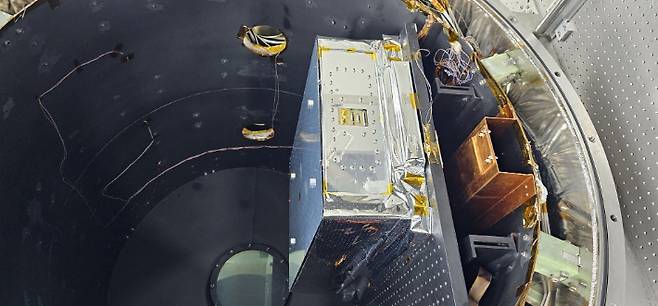 차세대중형위성 3호에 설치된 '바이오 캐비닛'. 우주항공청 제공