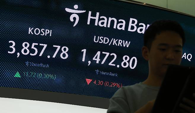 25일 서울 중구 하나은행 본점 딜링룸에서 딜러들이 업무를 보고 있다. 이날 코스피는 전 거래일보다 11.72p(0.30%) 오른 3,857.78로 마감했다. 연합뉴스