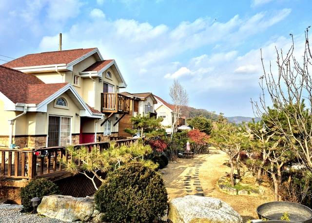 집을 지을 때는 지역에 따라 주택의 부위별로 기준에 맞는 단열재를 쓰고 두께도 지켜야 한다.