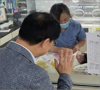 하승철 경남 하동군수(맨 앞)가 관내에서 태어난 신생아를 보며 손을 흔들고 있다. 하동군