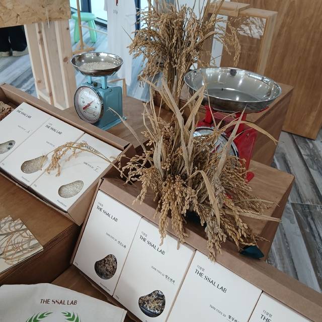 김제 더쌀랩은 신동진쌀과 김제에서 나오는 잡곡들을 쓴다. 더쌀랩