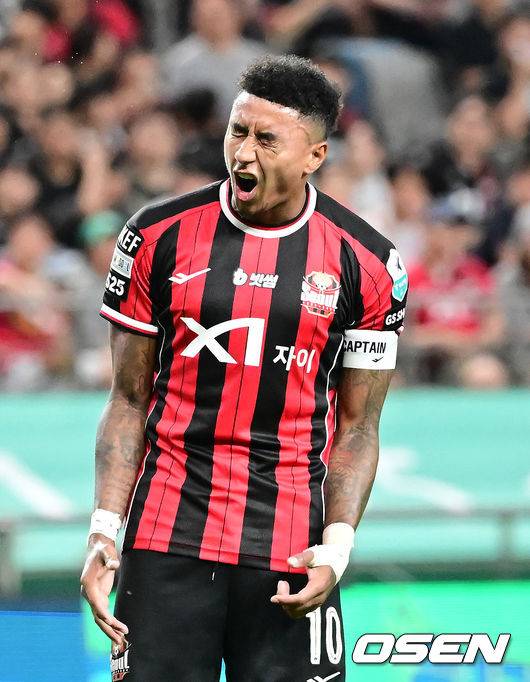 [OSEN=서울월드컵경기장, 김성락 기자] 29일 오후 서울 마포구 월드컵경기장에서 하나은행 K리그 1 2025 21라운드 서울 FC와 포항 스틸러스의 경기가 열렸다. 서울은 6승 9무 5패로 리그 8위, 포항은 9승 5무 6패로 리그 4위를 기록하고 있다.후반 서울 린가드가 슛에 실패, 아쉬워하고 있다.  2025.06.29 / ksl0919@osen.co.kr