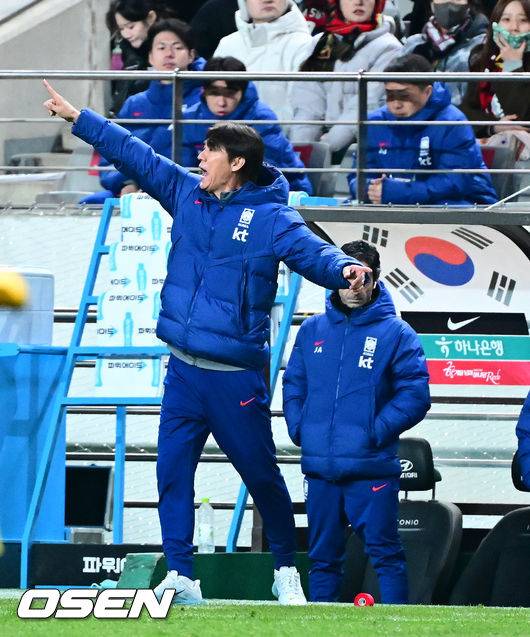 [OSEN=서울월드컵경기장, 지형준 기자] 홍명보 감독이 이끄는 한국 축구대표팀이 18일 오후 8시 서울월드컵경기장에서 열린&nbsp;11월 A매치 두 번째 친선경기에서&nbsp;'아프리카 강호' 가나를 상대로 1-0 승리했다.내달 2026 국제축구연맹(FIFA) 북중미 월드컵 조 추첨을 앞두고 열리는 마지막 평가전이었다.&nbsp;한국은 가나까지 잡아내면서 사상 최초로&nbsp;월드컵 포트 2를 확정하게 됐다. 이로써 대표팀은 홍명보 감독이 부임한 뒤 처음으로 A매치 2연전에서 나란히 승리를 거두게 됐다.후반 대한민국 홍명보 감독이 선수들을 독려하고 있다. 2025.11.18 /jpnews@osen.co.kr