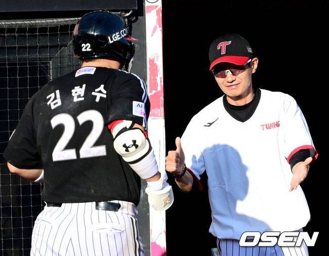 [OSEN=수원, 최규한 기자] 18일 수원 KT위즈파크에서 ‘2025 신한 SOL Bank KBO리그’ KT 위즈와 LG 트윈스의 더블헤더 1차전이 열렸다. 홈팀 KT는 소형준, 방문팀 LG는 요니 치리노스를 선발로 내세웠다. 7회초 1사 1루 상황 LG 김현수가 달아나는 우월 투런포를 날리고  홈을 밟은 뒤 염경엽 감독과 인사를 나누고 있다. 2025.09.18 / dreamer@osen.co.kr
