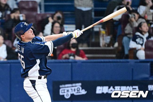 [OSEN=고척, 최규한 기자] 9일 서울 구로구 고척스카이돔에서 ‘2025 NAVER K-BASEBALL SERIES’ 대한민국 야구 대표팀과 체코 야구 대표팀의 평가전이 열렸다. 한국은 9일 2025 K-베이스볼 시리즈 체코 대표팀과의 경기에 이어 오는 15일과 16일 양일에 걸쳐 도쿄돔에서 일본 대표팀과 2경기를 치른다. 9회초 무사 1루 상황 한국 이재원이 달아나는 중월 투런포를 날리고 있다. 2025.11.09 / dreamer@osen.co.kr