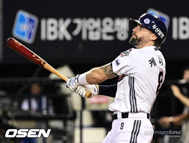 [OSEN=잠실, 조은정 기자]28일 오후 서울 잠실구장에서 ‘2025 신한 SOL Bank KBO리그’ 두산 베어스와 삼성 라이온즈의 경기가 열렸다.두산은 최민석, 삼성은 최원태를 선발로 내세웠다.2회말 2사 1루 두산 케이브가 투런 홈런을 날리고 있다. 2025.08.28 /cej@osen.co.kr