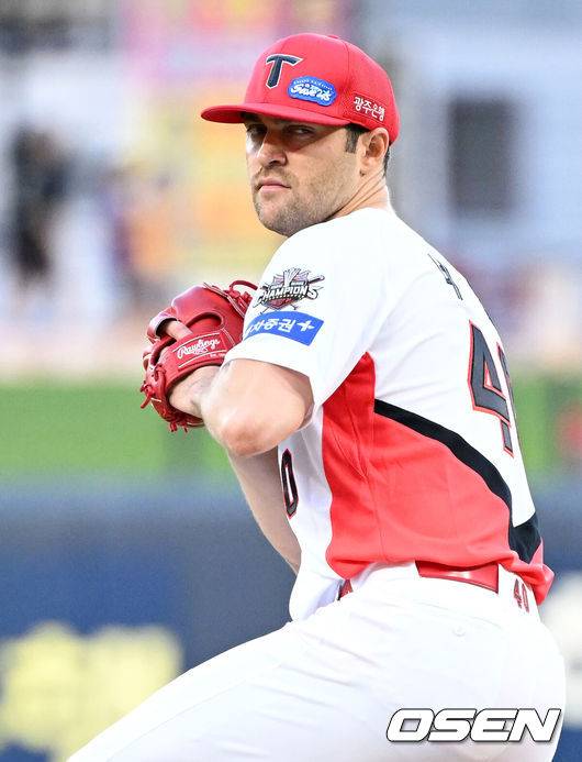 [OSEN=광주, 이대선 기자] 10일 오후 광주-기아 챔피언스필드에서 2025 신한 SOL Bank KBO리그 KIA 타이거즈와 삼성 라이온즈의 경기가 열렸다.KIA는 네일, 삼성은 가라비토를 선발 투수로 내세웠다.1회초 무사에서 KIA 선발투수 네일이 역투하고 있다. 2025.09.10 /sunday@osen.co.kr