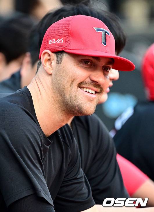 [OSEN=수원, 최규한 기자] 30일 수원 KT위즈파크에서 ‘2025 신한 SOL Bank KBO리그’ KT 위즈와 KIA 타이거즈의 경기가 열렸다.홈팀 KT는 헤이수스, 방문팀 KIA는 김도현을 선발로 내세웠다.경기를 앞두고 KIA 네일이 그라운드를 바라보며 미소짓고 있다. 2025.05.30 / dreamer@osen.co.kr