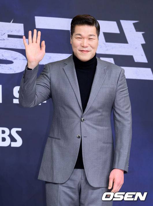 [OSEN=이대선 기자] 26일 오전 서울 목동 SBS에서 SBS ‘열혈농구단’ 제작발표회가 열렸다.열혈농구단은 선수 시절 '국보급 센터'라 불리던 서장훈이 꾸린 농구단 라이징이글스의 아시아 재패기를 담은 SBS 새 예능으로 오는 29일 오후 5시 처음 방송된다.서장훈이 포토타임을 가지고 있다. 2025.11.26 /sunday@osen.co.kr