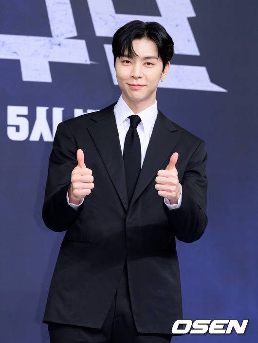 [OSEN=이대선 기자] 26일 오전 서울 목동 SBS에서 SBS ‘열혈농구단’ 제작발표회가 열렸다.열혈농구단은 선수 시절 '국보급 센터'라 불리던 서장훈이 꾸린 농구단 라이징이글스의 아시아 재패기를 담은 SBS 새 예능으로 오는 29일 오후 5시 처음 방송된다.NCT 쟈니가 포토타임을 가지고 있다. 2025.11.26 /sunday@osen.co.kr