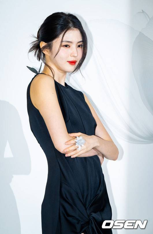 [OSEN=박준형 기자] 21일 오후 서울 삼청동 디아트 스튜디오에서 부쉐론 2025 까르뜨 블랑슈 하이 쥬얼리 컬렉션 '임퍼머넌스'&nbsp;행사가 진행됐다.이날행사에는 NCT 마크와 배우 한소희가 참석해 자리를 빛냈다.배우 한소희가 포즈를 취하고 있다.   2025.10.21 / soul1014@osen.co.kr