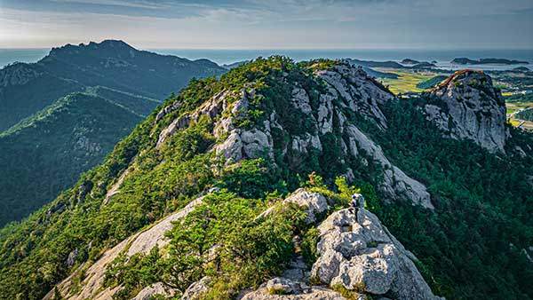 그림산 정상에서 드론으로 담은 능선과 투구봉. 그림산은 220m남짓의 높이지만 1000고지 못지 않은 멋진 풍경을 감상할 수 있는 산이다.