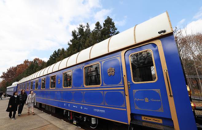 26일 서울 노원구 화랑대 철도공원 유럽풍 특급열차 레스토랑 '익스프레스 노원 by 미라쥬'에서 열린 '만족도 조사를 위한 시식체험' 참가자들이 열차를 둘러보고 있다.