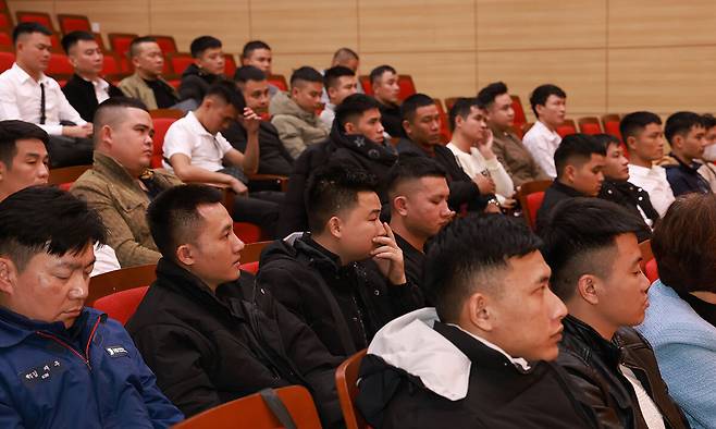 26일 울산 광역형 비자로 입국한 베트남 용접공들이 울산 동구청에서 기초생활질서에 대한 교육을 받고 있다. 울산 동구 제공