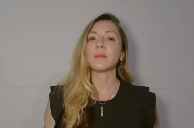 악명 높은 종교 집단 ‘신의 아이들’의 창시자 데이비드 버그에 의해 세 살 나이로 결혼을 강요당한 세레나 켈리가 18년간의 학대 경험을 공개했다. 유튜브 캡처