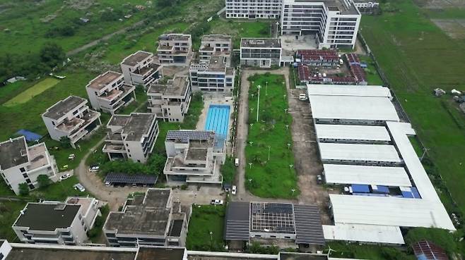 필리핀 북부에 위치한 대규모 사기단 본거지 전경. 근로자들이 갇혀 일하던 사무실과 기숙사 옆에는 보스가 거주하던 호화 빌라와 수영장이 함께 있었다. 출처=CNN