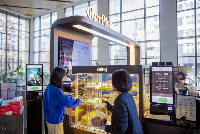 아워홈이 운영하고 있는 사내 베이커리 카페에서 고객들이 제품을 고르고 있다. 사진 제공=아워홈