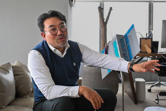 최명진 한컴인스페이스 대표가 26일 대전 유성구 한컴인스페이스 본사에서 서울경제신문과 인터뷰하고 있다. 대전=김태호 기자