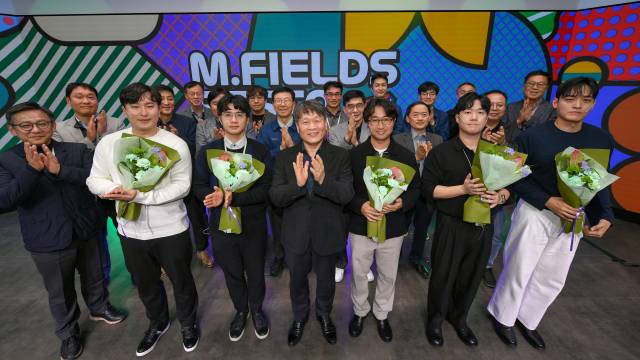이규석(앞줄 왼쪽 네 번째) 현대모비스 사장이 25일 경기도 용인 기술연구소에서 열린 '2025 엠필즈 페스타'에서 우수 모빌리티 아이디어를 제안한 직원들과 기념 촬영을 하고 있다. 사진 제공=현대모비스